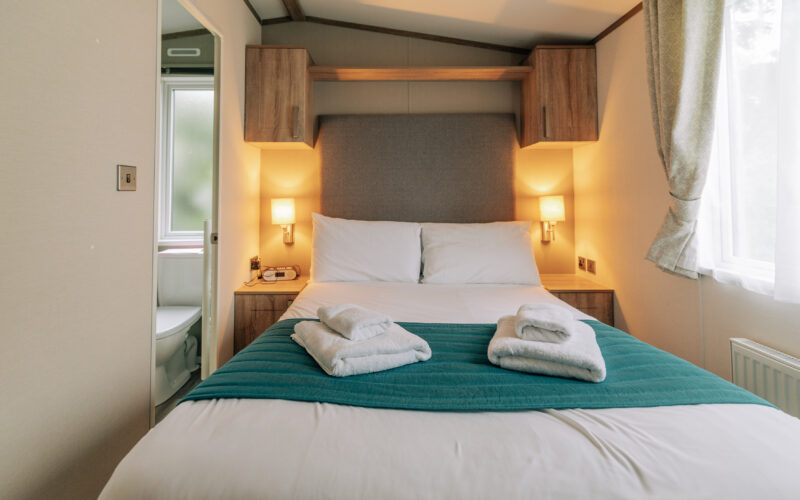 Oak holiday home master bedroom ensuite