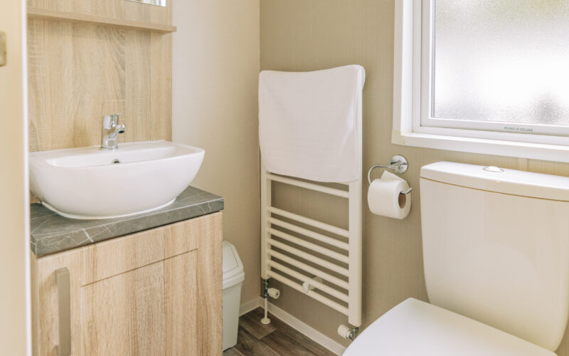 Oak holiday home toilet sink