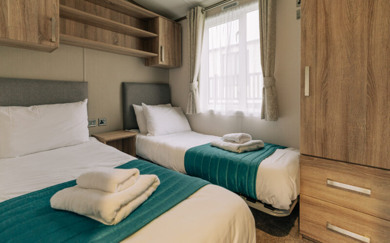 Oak holiday home twin bedroom