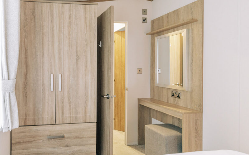 Oak holiday home wardrobe vanity
